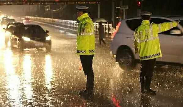 細談各國反光雨衣的防水指標（靜水壓、防潑水、透濕性）